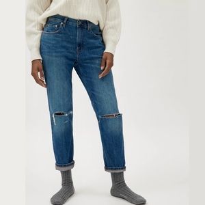 Everlane The Summer high-rise dark-wash distressed jeans. 💙